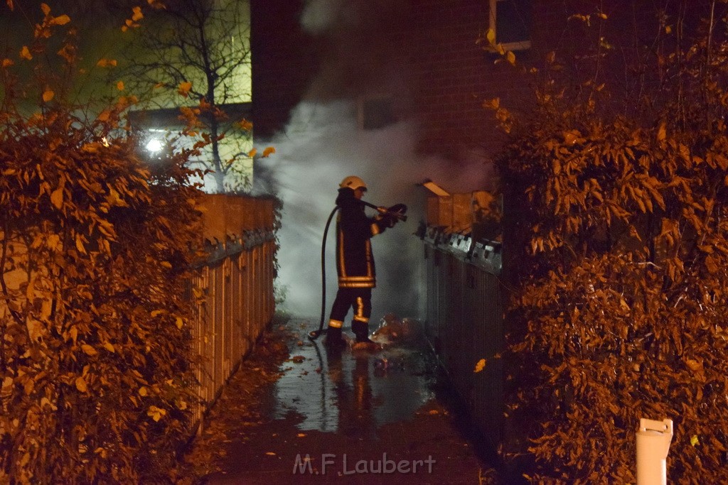 Mehrere Muell Sperrmuellbraende Köln Vingst Ansbacherstr P76.JPG - Miklos Laubert